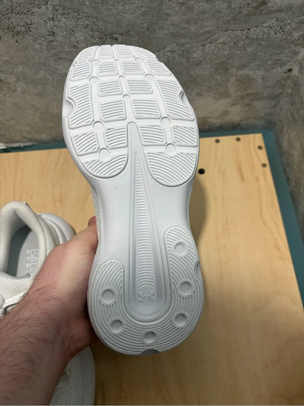 white Under Armour Infinite running shoes women’s size 7.5